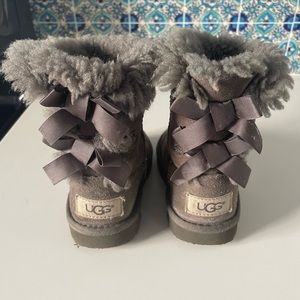 Kids Bailey bow Uggs- gray